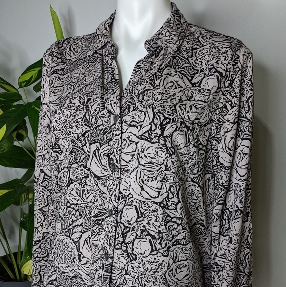 ✨3/$15 Rock & republic black cream rose button up M - Picture 2 of 5